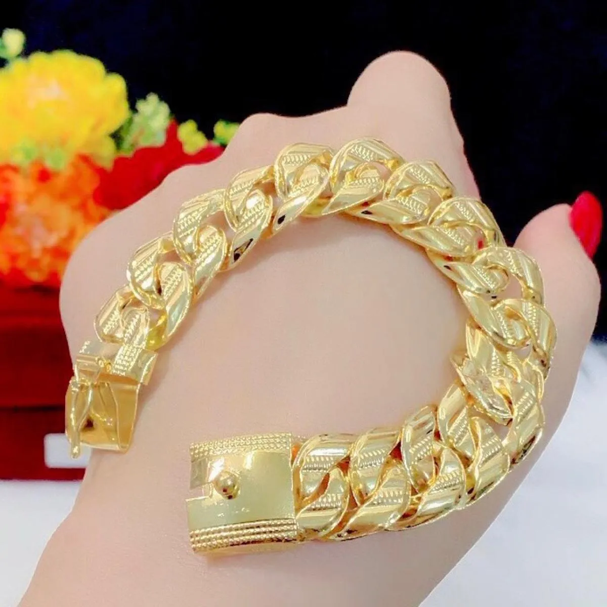 Lắc tay nữ giống vàng thật 100% là món phụ kiện được đánh giá cao bởi người yêu thích sự đẳng cấp và chất lượng. Với chất liệu vàng 18K cao cấp và thiết kế độc đáo, chiếc lắc tay này mang đến sự tự tin và nổi bật cho người đeo.