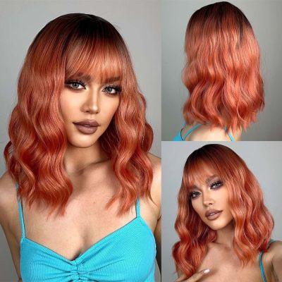 Orange Brown Ombre Medium Length Wavy Synthetic Wigs with Bangs Short Cosplay Daily Party Hairs Wig for Women Heat Resistant Use