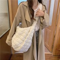 [COD] autumn and winter new cloud fold large bag female casual personality light capacity dumpling Messenger commuting