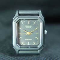 CASIO นาฬิกาข้อมือผู้หญิง CASIO Standard  รุ่น  LQ - 142 - 1E  หน้าดำขีดทอง  ( ของแท้ประกันศูนย์ 1 ปี )