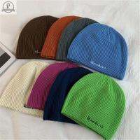 Beanies ผู้หญิงแบบเกาหลี,หมวกถักหมวกขนสัตว์ฤดูหนาวสีทึบกะโหลกศีรษะอุ่นตัวอักษรหมวกมีสไตล์