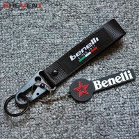 ¥ สำหรับ Benelli 502c TRK 502 502X251 Leoncino BJ 500 250 300 600 752S อุปกรณ์เสริมรถจักรยานยนต์พวงกุญแจลายผ้าปักพวงกุญแจ