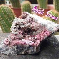 ? ผลึกโรโดไนต์ ( Rhodonite )  เป็นผลึกทรงเกร็ดสีชมพู เนื้อละเอียดไม่เงา แบบดิบๆ น่าสะสม?