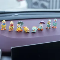 【LZ】✱☃  Estatueta em miniatura de pato amarelo Conjunto de enfeites de carro Auto Interior Kawaii Decoração do painel Pinguim dos desenhos animados Animal guarda-chuva Bonito