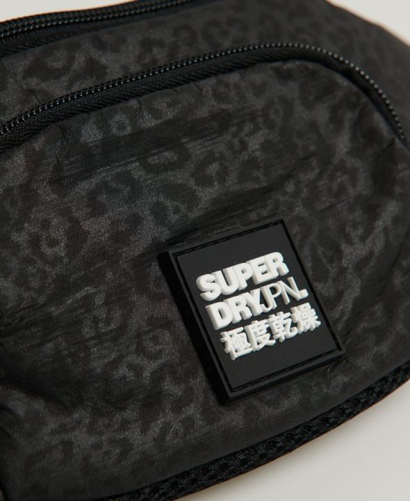 superdry-tyvek-bumbag-กระเป๋าคาดอก-สำหรับผู้หญิง-สี-black-leopard