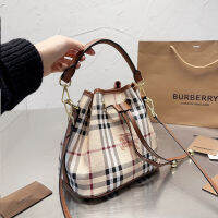 คลาสสิคเป็นที่นิยมกระเป๋าทรงถังของผู้หญิง Burberry ดั้งเดิมกระเป๋าสะพายข้างแบบสี่ฤดูสไตล์ออลอินวัน Handbag21 * 19ซม.