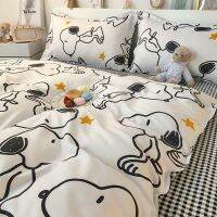 [Migu home furnishing] Snoopy เตียงสี่ชิ้น (แผ่นผ้าคลุมผ้านวมปลอกหมอน) ล้างหอพักฝ้ายเตียงเดี่ยวของเล่นอะนิเมะน่ารักสำหรับเด็กของขวัญ