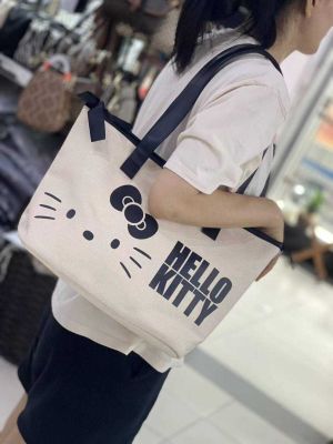 กระเป๋าถือลายการ์ตูน Hello Kitty งานแท้ มีซิปรูดปิดปากกระเป๋า หัวซิปมีโบว์ผูก ด้านในมีซับในอย่างดี ขนาด 42×28×15 cm