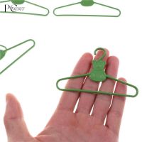 10/20 PCS / Lot Lovely Green Hangers Mini Cute Wardrobe Dress Coat Clothes Plastic Accessories For Babi Doll Dollhouse Gift Toy