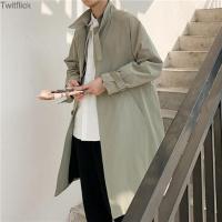 Twitflick Over-The-Knee Trench Coat ผู้ชายกลางความยาวฤดูใบไม้ร่วงหลวมและหล่อเสื้อเกาหลีรุ่นแนวโน้มเสื้อฤดูใบไม้ผลิและฤดูใบไม้ร่วงเสื้อคอปกคู่