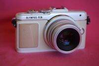 Olympus Pen E-PL7 Wi-Fi Mirrorless Digital Camera White with Silver 35mm F1.6 MF Lens, EPL7, EP-L7, EPL-7, EPL 7  WiFi Vlogger Blogger เป็นกล้องเซลฟีสุดยอด ให้การถ่ายเซลฟีเป็นเรื่องง่ายๆ ด้วยหน้าจอสัมผัสพลิกลง และโหมดเซลฟีเพื่อสร้างสุดยอดเซลฟีในทุกๆครั้ง