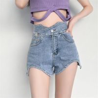 กางเกงขาสั้น กางเกงขาสั้นผ้าเดนิมเอวสูงสีอ่อน womens summer niche Curved Hem Slim-Fitting Hot Pants