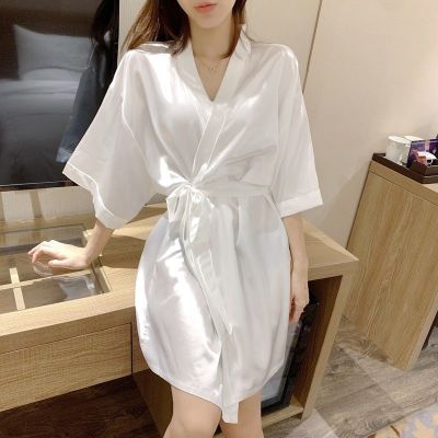 ชุดนอนกระโปรงแบบเซ็กซี่ผ้าไหมสีขาวบางๆสำหรับฤดูร้อนของผู้หญิงเสื้อคลุมอาบน้ำฉบับภาษาเกาหลี Pakaian Rumahan ทรงหลวมชุดราตรี Nmckdl