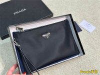 【พร้อมกล่องของขวัญ】ต้นฉบับˉPRADA คลัทช์กันน้ําสําหรับผู้หญิง๹้หญิง๹ �ละผู้ชายคุณภาพสูง Crossbody กระเป๋าถือผู้หญิงกระเป๋าผู้ชายคลัทช์