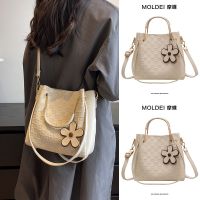 Summer large-capacity high-end niche Messenger bag women 2023 new fashion white portable single-shoulder bucket bag 【BYUE】