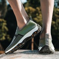 [Chaopu shoes] รองเท้ากีฬาผู้ชายรองเท้าวิ่งน้ำหนักเบาแฟชั่นรองเท้าลำลองกีฬาระบายอากาศเดินตาข่ายลื่นบนรองเท้าผ้าใบ