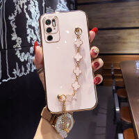 COROGI เคสสำหรับ Xiaomi M5 POCO M4 M5s 5G M4 Pro 4G M4 Pro 5G M3 M3 Pro พร้อมสายรัดข้อมือลายโคลเวอร์นำโชคสร้อยข้อมือหรูหราเคลือบ6D เคสมือถือขอบสี่เหลี่ยมกันชนฝาหลังแบบนิ่ม