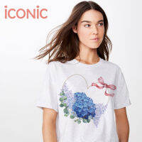 iCONiC Lady Hydrangea T-shirt #4439 สีน้ำเงิน เสื้อยืดแขนสั้น ลายดอกไฮเดรนเยีย ประดับ คริสตัล ตามสีของดอกไม้ เสื้อยืดพิมพ์ลาย เสื้อยืดแฟชั่น เสื้อยืด