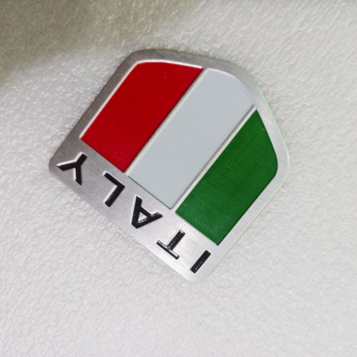 Biểu tượng cờ Italy trên logo hình khiên gắn xe PIAGIO sẽ làm cho chiếc xe của bạn trông thật ấn tượng và độc đáo. Với kiểu dáng tinh tế và chất lượng đảm bảo, logo này sẽ là điểm nhấn hoàn hảo cho chiếc xe của bạn. Hãy để chúng tôi giúp bạn tạo nên chiếc xe độc đáo nhất với biểu tượng cờ Italy trên xe PIAGIO của bạn!