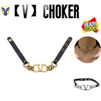 2023 Choker ฤดูร้อนผู้หญิง V จดหมายสร้อยคอหนังสีดำแบบยุโรปอเมริกันสร้อยคอโช้คเกอร์โลหะย้อนยุคสั้นกระดูกไหปลาร้าโซ่ Colorproof ส่วนบุคคล Y2K เครื่องประดับฮิปฮอปพังค์