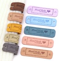 【LZ】✳✖✖  Feito À Mão com Amor Etiquetas Etiquetas para Roupas Couro PU DIY Chapéus e Bolsas Etiquetas De Costura Vestuário Acessórios 20PCs