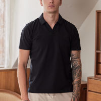 เสื้อโปโลแขนสั้น Dandy Pocket Polo Tee (All Black) สีดำ คอวี สำหรับผู้ชาย