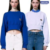 ALAND เสื้อครอป Coquet Studio [WOMAN] FACE LOGO WAPPEN CROP SWEATSHIRT White, Sky Blue Freesize