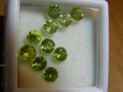 พลอย เพอริดอทของ แท้ รูปกลม 4.00 มม (10 เม็ด)  Natural Peridot Gemstone Round Shape (10 pcs)