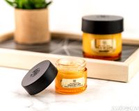 The Body Shop Oils of Life Intensely Revitalising Eye Cream-Gel 20 ml. เนื้อครีมเจลที่บางเบาและนุ่มละมุน เพื่อการเข้าบำรุงผิวรอบดวงตาอย่างล้ำลึก และลดเลือนริ้วรอย