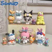 Sanrio กล่องทึบของเล่นหูแบบผูกให้ความอบอุ่นในกล่องทึบของเล่นใหม่ Kawayi Kuromi Cinnamonll ชุดสะสมหุ่น Pocho Figure ของขวัญตกแต่งเดสก์ท็อป