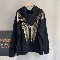 Boy London บล็อกบัสเตอร์นำเสนอคู่นกอินทรีสีบรอนซ์สำหรับผู้ชายและผู้หญิงสไตล์เดียวกันสเวตเตอร์คลุมสไตล์นักเรียนนำเข้าแท้สไตล์อังกฤษ