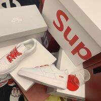 Sup Co-Brand รองเท้า AF1รองเท้าสีขาวคู่สีขาวและสีน้ำเงินรองเท้าลำลองคู่กระดานรองเท้ารองเท้านักเรียนเริ่มเข้าโรงเรียนราคาไม่สูง