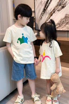 （HOT) พร้อมส่ง -2023 เสื้อผ้าเด็กฤดูใบไม้ผลิและฤดูร้อนสินค้าใหม่ T เสื้อยืดเด็กสีเบจสองสีลายมงกุฎ T เสื้อ
