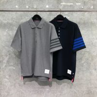 Thom Browne TB Blue Bar Gray Bar Piqué เสื้อโปโลผ้าฝ้ายแขนสั้นแฟชั่นระบายอากาศได้ฤดูร้อนเข้ากับทุกชุดเสื้อเรียบง่ายลำลองสำหรับผู้ชายและผู้หญิงนำเข้าของแท้ใหม่