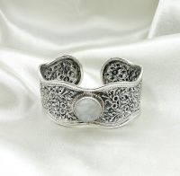 DSP กำไลเงินทรงตรง ลายดอกพิกุลเครือเถา ประดับมูนสโตน เงินแท้ 925 : 925 Sterling Silver Moonstone Cuff Bangle [GSPJ0099]