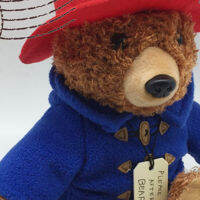 ของเล่นลายการ์ตูนน่ารักกำมะหยี่ Paddington สัตว์ยัดไส้ของขวัญงานขึ้นบ้านใหม่ของเล่นผ้าขี้ริ้ว