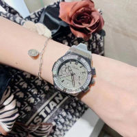นาฬิกาสำหรับผู้หญิงที่มีมูลค่าความงามสูงของขวัญจบการศึกษาสำหรับคู่รักไฮเอนด์หรูหราน้ำหนักเบากันน้ำ Honghaosm