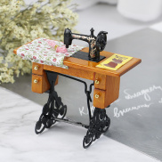 Mô hình máy may mini với vải phong cách vintage trang trí nhà búp bê tỷ lệ