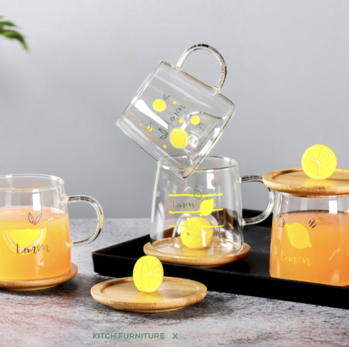 แก้วน้ำใส-มีหูจับ-รุ่น-lemon-in-the-glass-พร้อมจานรองไม้-แก้วน้ำ-แก้วใส-แก้วการ์ตูน-แก้วดื่มน้ำ