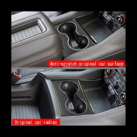 【LZ】☢✱卐  Center Console Water Cup Holder para carro fibra de carbono decoração capa guarnição adesivo para Chevrolet Suburban 2023 ABS