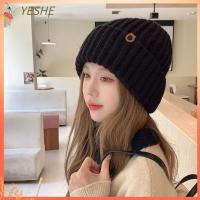 YESHE สีทึบทึบ หมวกถักนิตติ้ง ฤดูหนาวที่อบอุ่น หนาขึ้น หมวกแก็ปฝากระโปรง แฟชั่นสำหรับผู้หญิง ป้องกันหู หมวกบีนนี่