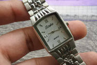 นาฬิกา Vintage มือสองญี่ปุ่น SCUBA ระบบ QUARTZ ผู้หญิง ทรงสี่เหลี่ยม กรอบเงิน หน้าเทา หน้าปัด 26mm สายสแตนเลสแท้ ใช้งานได้ปกติ สภาพดี ของแท้ ไม่กันน้ำ