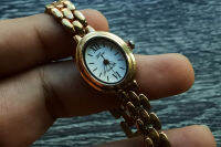 นาฬิกา Vintage มือสองญี่ปุ่น MIX ระบบ Quartz ผู้หญิง ทรงกลม กรอบทอง หน้าขาว หน้าปัด 27mm สายสแตนเลสสีทอง ของแท้ 100% เปลี่ยนถ่านใหม่แล้ว ใช้งานได้ปกติ สภาพดี