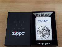 ZIPPO 214  PLANETA FAN TEST   สีขาวเมทาลิค  ลายแบบสกรีน  ผลิตปี2014  ของใหม่ไม่ผ่านการใช้งาน  มาพร้อมกล่องตรงรุ่น  รับประกันของแท้