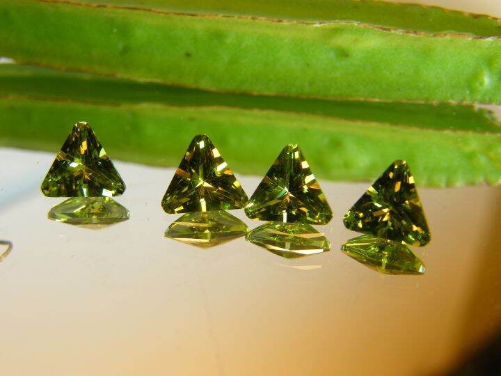 เพชร-cz-คิวบิกเซอร์โคเนีย-เพชรรัสเซีย-cubic-zirconia-รูปสามเหลี่ยม-สีเปริดอท-peridot-american-diamond-stone-triangle-shape-7x7-mm-2-pcs-เม็ด