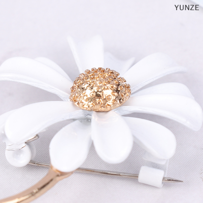 YUNZE เข็มกลัดดอกไม้สีโลหะสีขาวแฟชั่นใหม่สำหรับผู้หญิงและผู้ชายงานแต่งงานต้นไม้หมุดคุณภาพสูงดอกเดซี่
