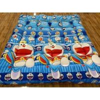 TPP ท็อปเปอร์ ที่นอนท็อปเปอร์ แผ่นปูรองนอน ที่นอนท็อปเปอร์ ลายโดราเอม่อน DORAEMON ขนาด 6 ฟุต หนา 4 นิ้ว ผ้าคอตตอน 100% ใยแ ที่นอน รองนอน Topper แจ้งสีในแชท