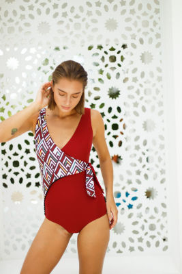 ELLE SWIMWEAR I ชุดว่ายน้ำสตรี แบบวันพีช ONE PIECE เสื้อตัวยาวปิดสะดือ บิกินี่เต็มตัวสายใหญ่ขาเว้าปกติ สีแดง I E2P1BPJ14205