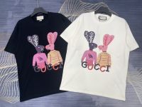 23ss NewGU Logo Huruf การ์ตูนยอดนิยมของแท้,เสื้อยืดผ้าฝ้าย100% แฟชั่นพรีเมี่ยมเสื้อคอกลมดูดีและหลวมเข้าได้กับทุกเสื้อคลุม (ร้อนแรง) (คุณภาพสูง)