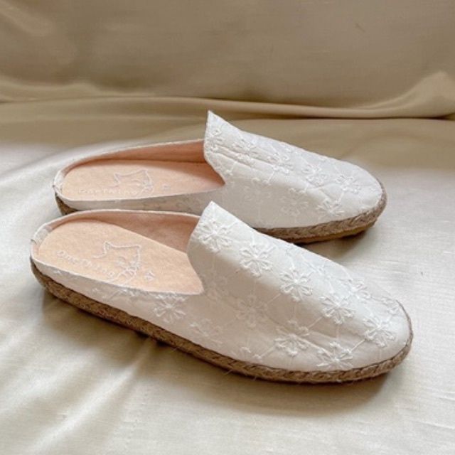 ( จัดส่ง 20พย - หากมีพร้อมส่งจะจัดส่งให้เลย ) Lace Slipper Shoes รองเท้าสลิบเปอร์ ผ้าลูกไม้พื้นนุ่ม - ลายใหม่สวยมาก
